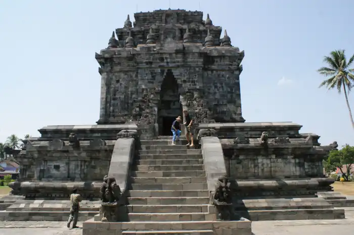 Mundut temple
