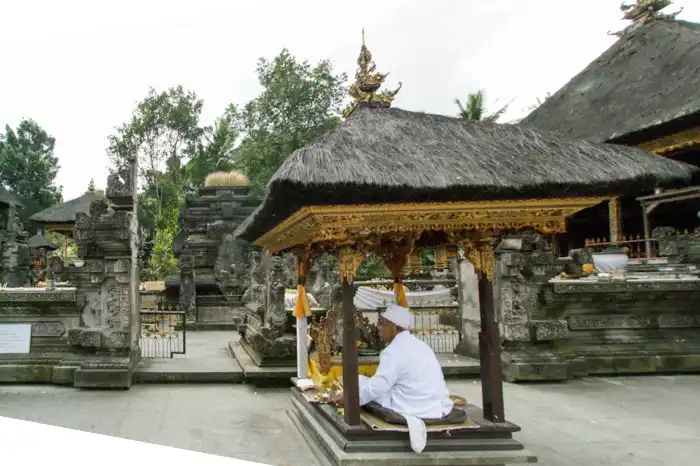 Monk and temple in Tirta Empur